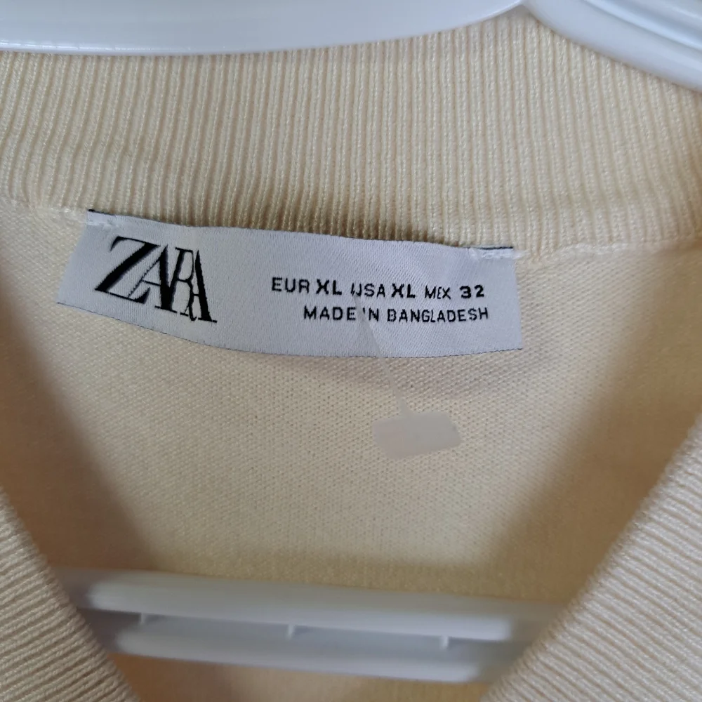 Zara‎ V-neck Knit Sweater Vest - Picture 4 of 8